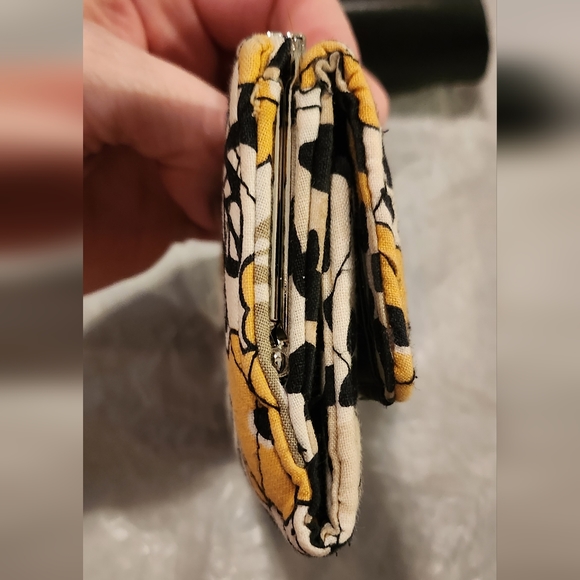 Vera Bradley Quilted Snap Lock Bi-Fold Wallet 5 X 3.5 - Picture 4 of 13